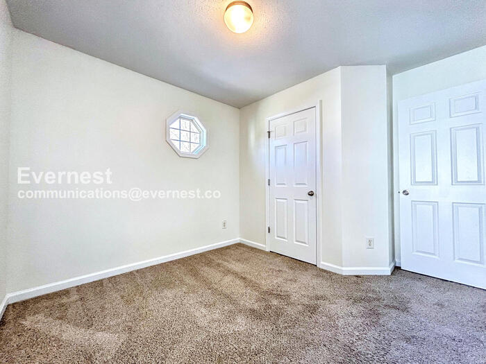 Building Photo - 5 Rosemont Ct