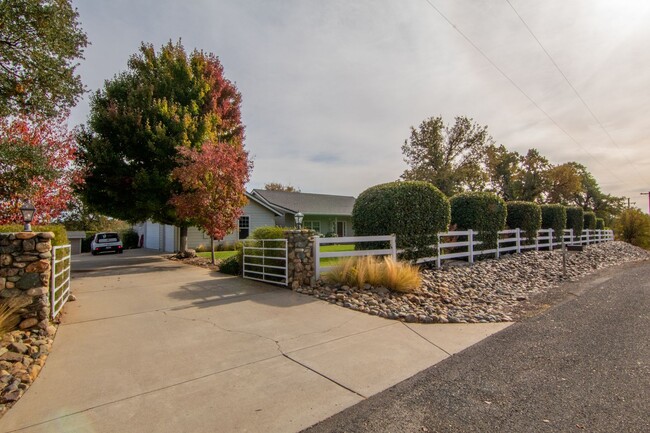 Building Photo - 3.5 Cottonwood Acres!