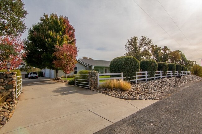 Building Photo - Country Home for Rent on Acreage | 3.5 Acres, 3 Car Garage, Deck, Pet Friendly