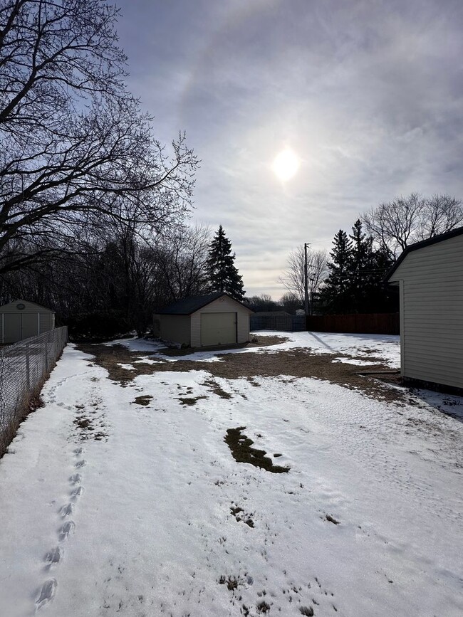 Building Photo - UPDATED 3 BR/1 BATH WITH EXTRA GARAGE SPACE