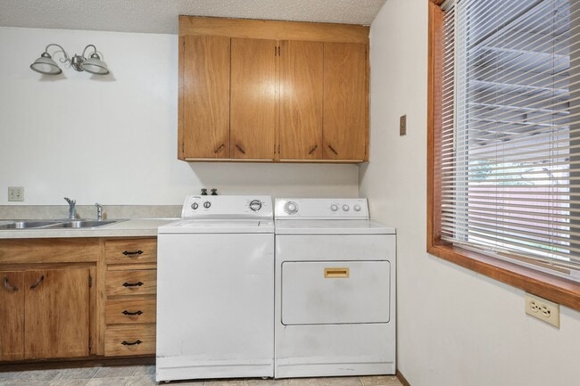 Building Photo - Move in ready now! 2 bedrooms 1 bath Tumwa...