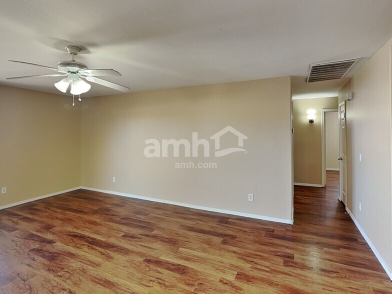 Building Photo - 7024 W Rose Ln