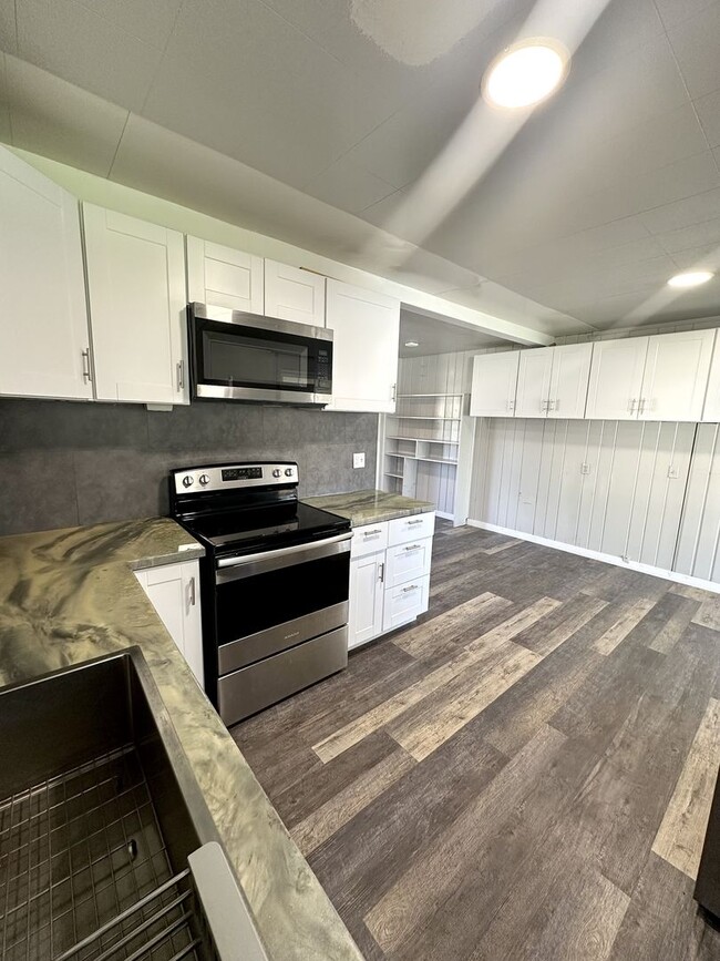 Building Photo - 1st Month Rent Free!  Charming & Modern 2-...