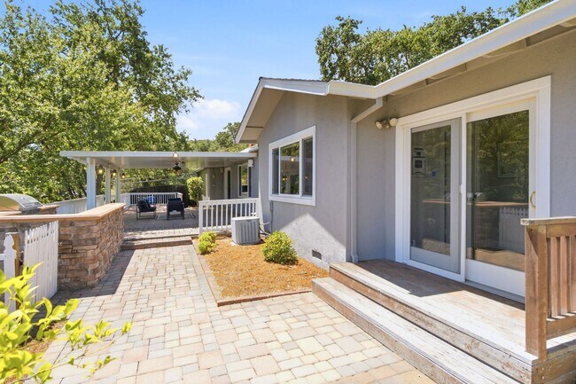 Building Photo - Spacious 4-bedroom 2-Bath in Desirable Area in Walnut Creek!