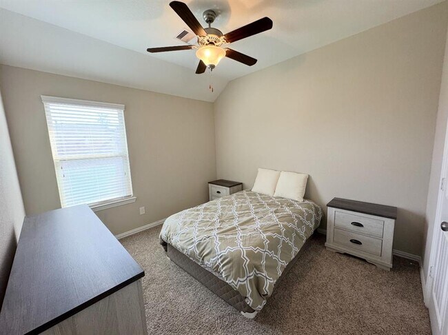 Building Photo - 718 S Chamfer Way
