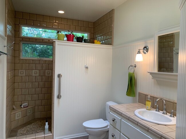 Building Photo - Adorable Remodeled 3 Bedroom home in Point...
