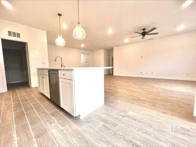 Building Photo - Beautiful 3-Bed, 2-Bath Lennar Home in Daf...