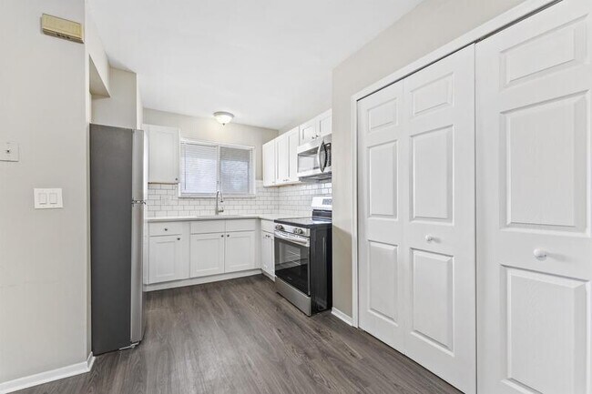 Building Photo - 4064 Columbus St