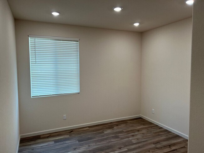 Building Photo - Gorgeous Newer Meadowlands Residence 3 Model, 4 Bedroom Unit