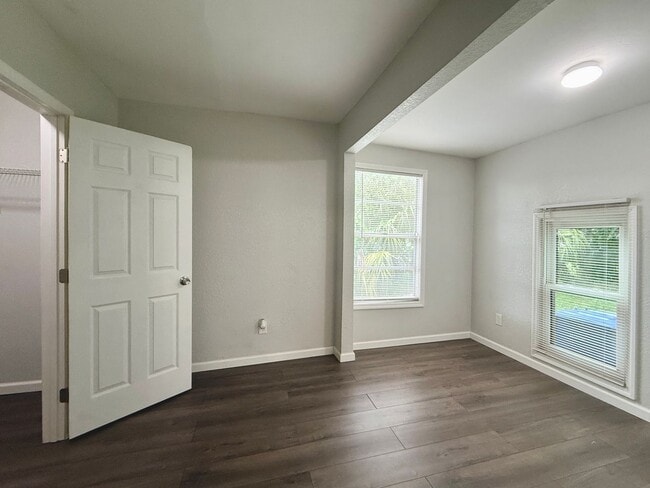 Building Photo - 2 Bedroom, 1 Bathroom Home with Yard - Flexible Leasing Option with 7 Months Lease