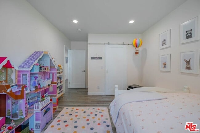 Building Photo - 2760 E Glenoaks Blvd