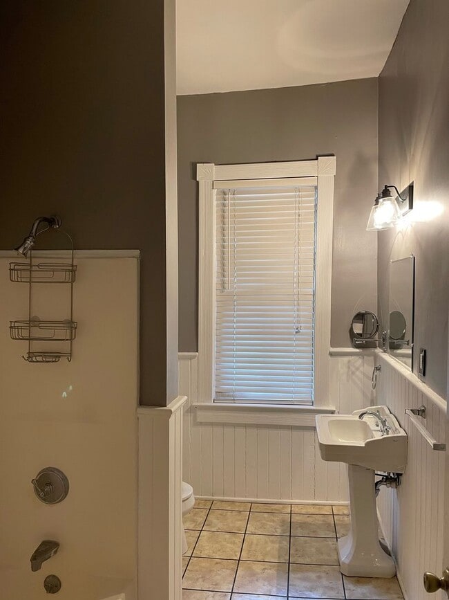 Building Photo - WALK TO STARLAND!