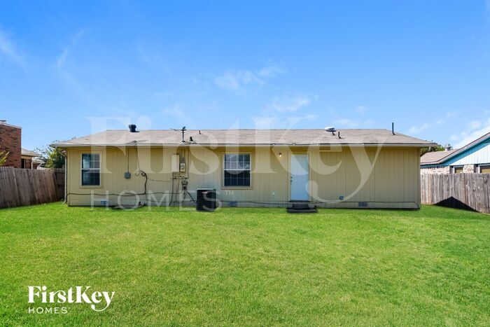 Building Photo - 505 S Waxahachie St