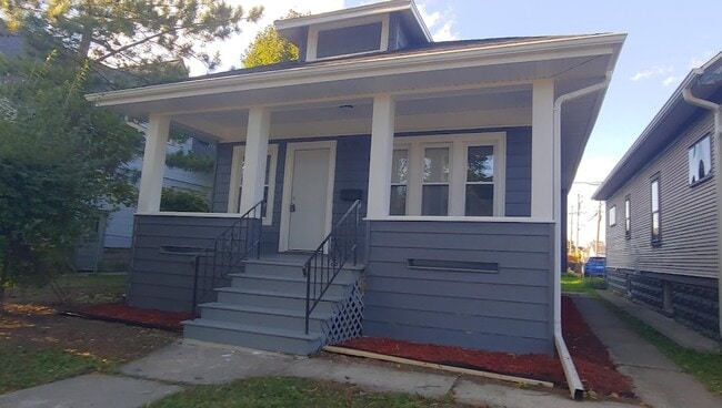 Primary Photo - 5720 W Rogers St