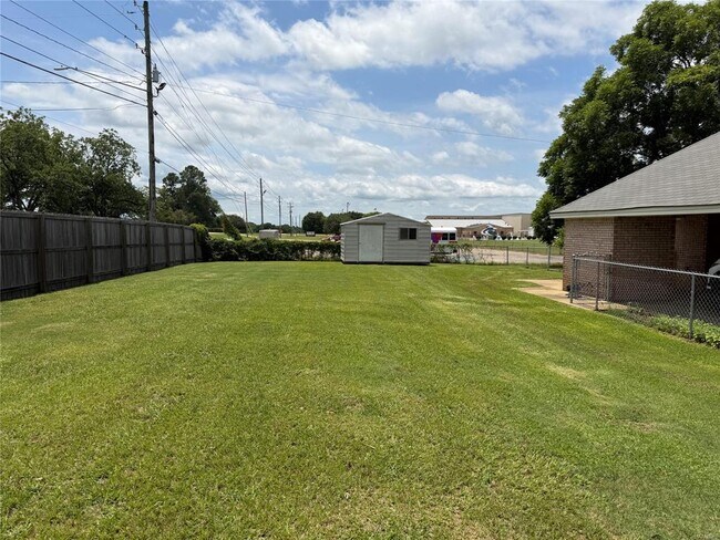Building Photo - 803 Summer Ln
