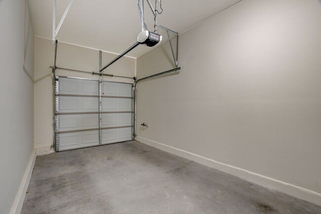 Building Photo - 2 BR Aliante Townhome with Attached Garage...