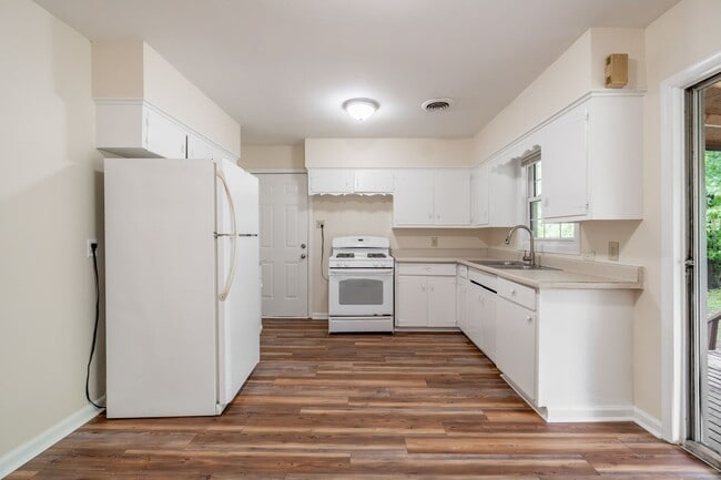 Building Photo - * Move-In Special * Charming 3 Bedroom, 1....