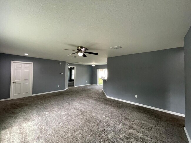 Building Photo - **Beautiful 3 Bd 2 Bath!! AVAILABLE AFTER JUNE 15TH**