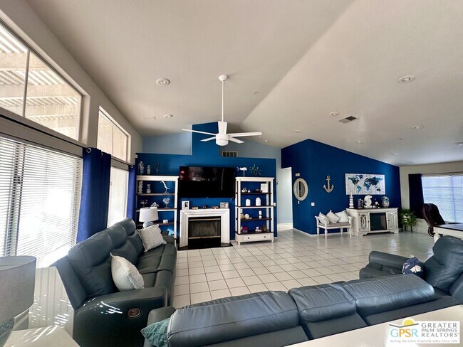 Building Photo - 9939 Vía Real