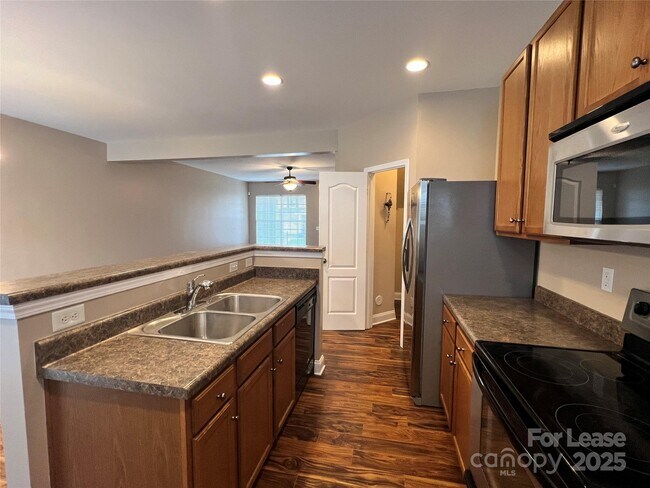 Building Photo - 142 Silverspring Pl
