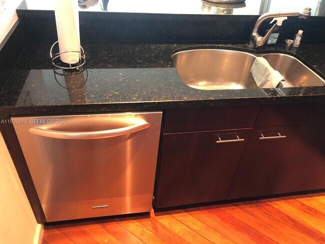 Building Photo - 400 South Pointe Dr