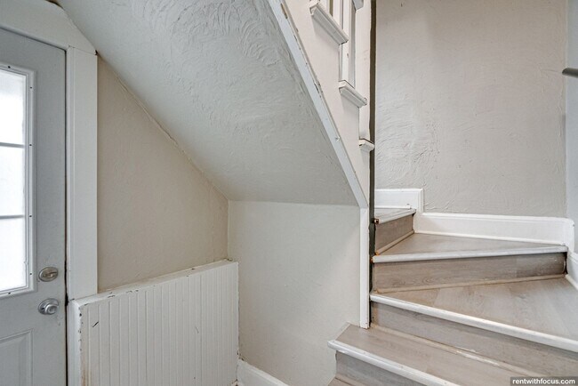 Building Photo - 702 S Commercial St