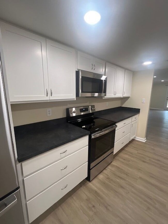 Building Photo - Gorgeous home with boat slip and water views