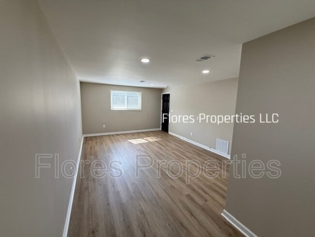 Building Photo - 1413 Cranwood Dr