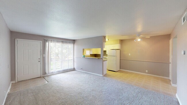 Building Photo - 1305 Memorial Dr