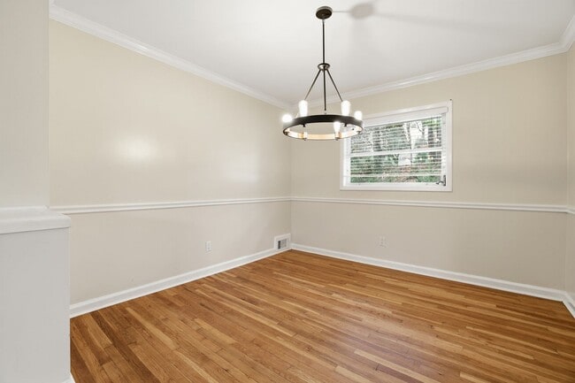 Building Photo - Renovated Home in the Heart of Brookhaven