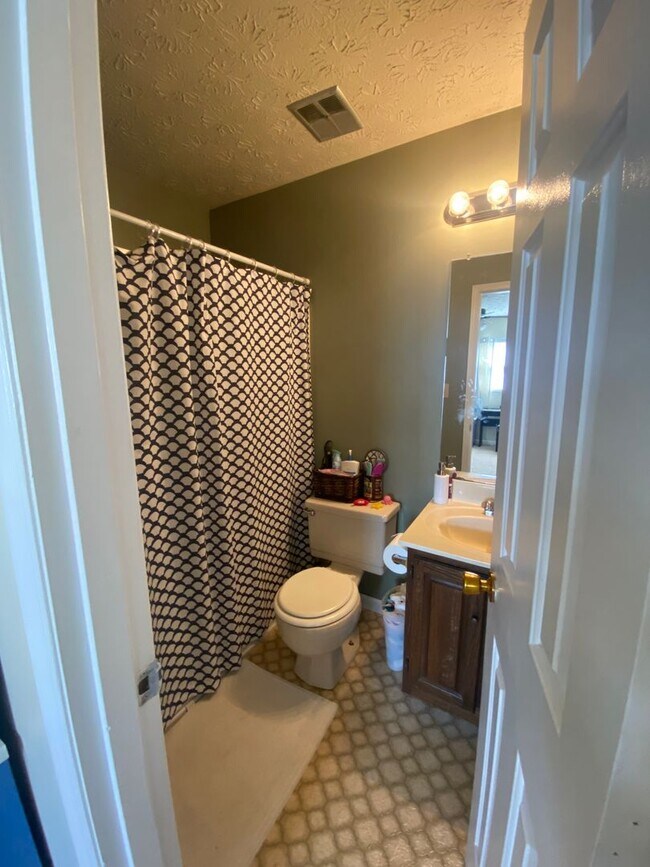 Building Photo - 2 Bed 2.5 Bath Condo