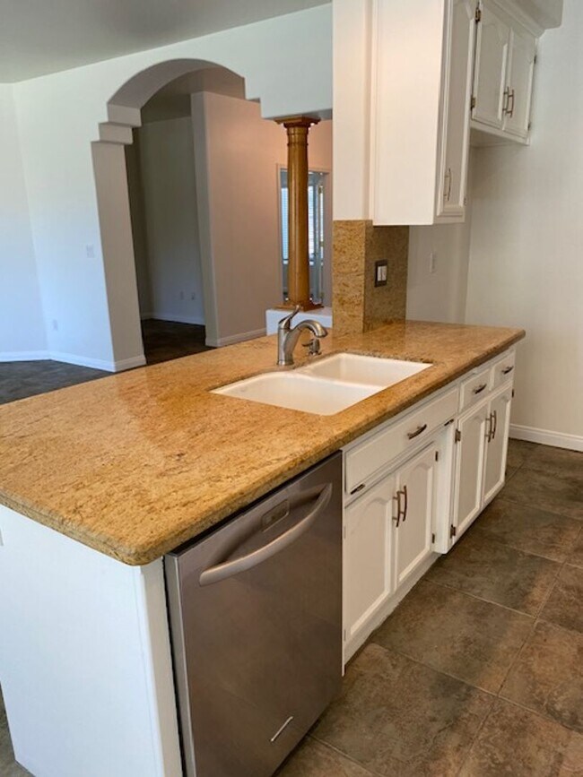 Building Photo - Gorgeous 4 Bedroom 2 Bath Home W/Pool!