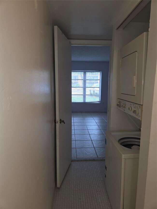 Building Photo - 4158 Inverrary Dr