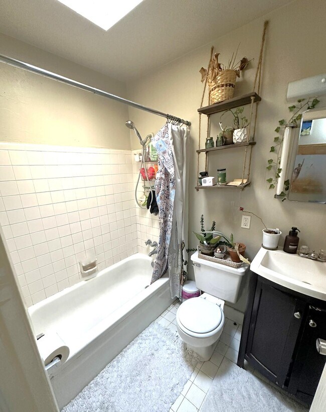 Building Photo - 410 Essex Dr