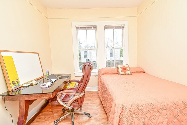 Building Photo - 7 Dupont Ln