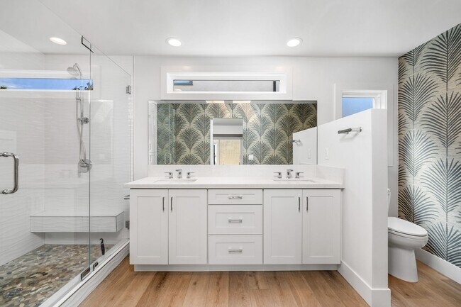 Building Photo - REMODELED 4 BD/3.5 BA RANCH STYLE HOME IN DOVER SHORES