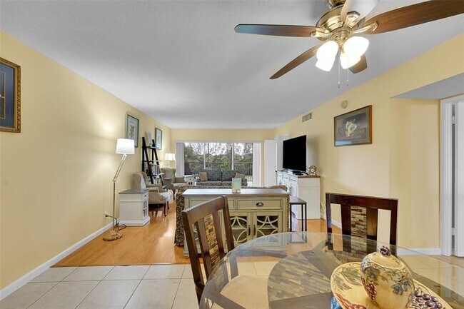 Building Photo - 3150 N Palm Aire Dr