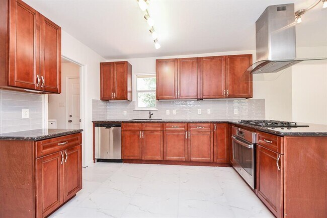 Building Photo - 9806 Larston St