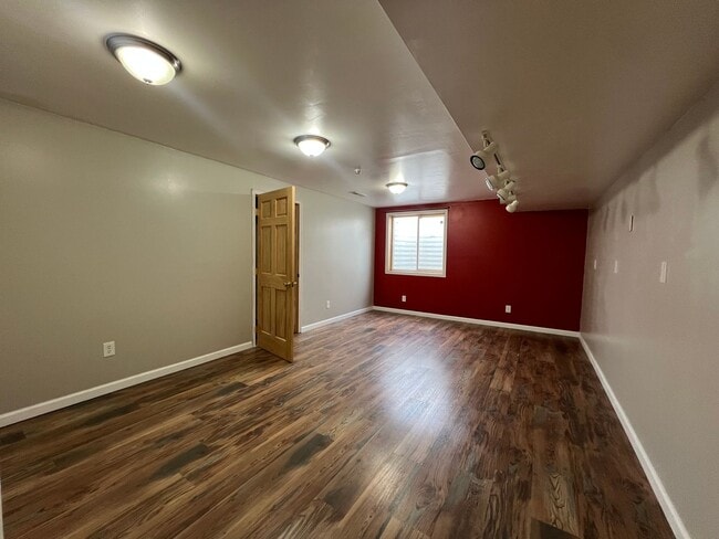 Building Photo - Large 5 Bedroom 2 Bathroom 2 Car Garage