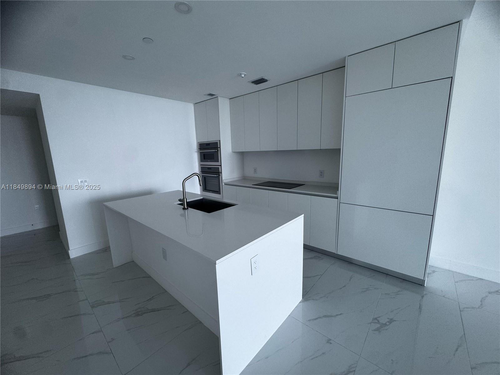 Building Photo - 700 NE 24th St