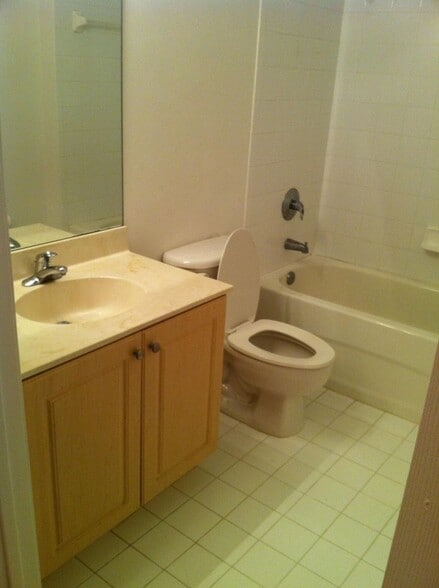 Building Photo - 1145 Golden Lakes Blvd