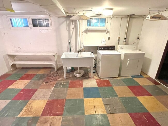 Building Photo - Grant Park 3-Story with Hardwoods, Huge De...