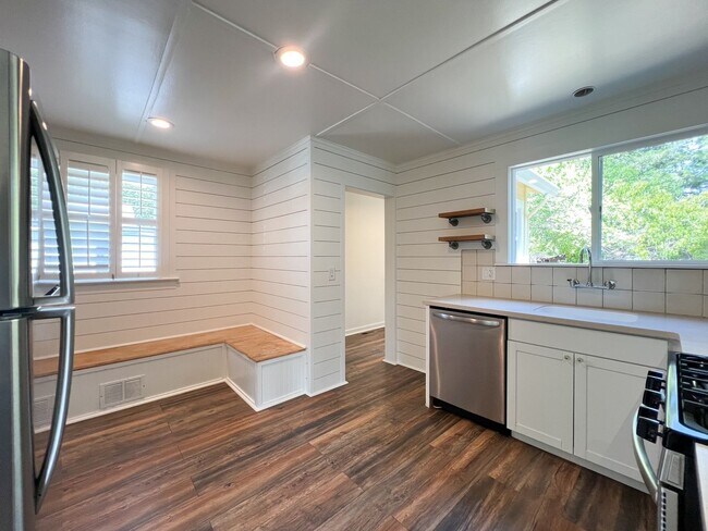 Building Photo - Charming Downtown Napa Cottage with Large Fenced Yard & Ample Parking