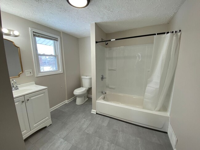 Building Photo - Spacious, Fully Updated 3BR/2BA on a Quiet Dead-End Street