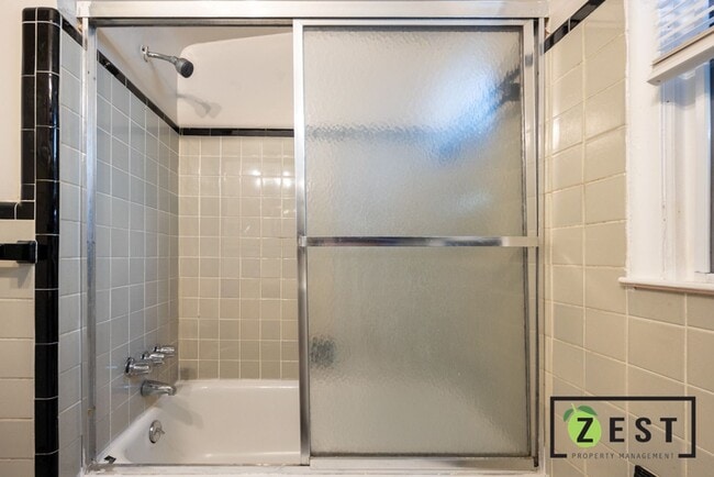 Building Photo - Affordable 3 BED 1 BATH Bungalow Home!