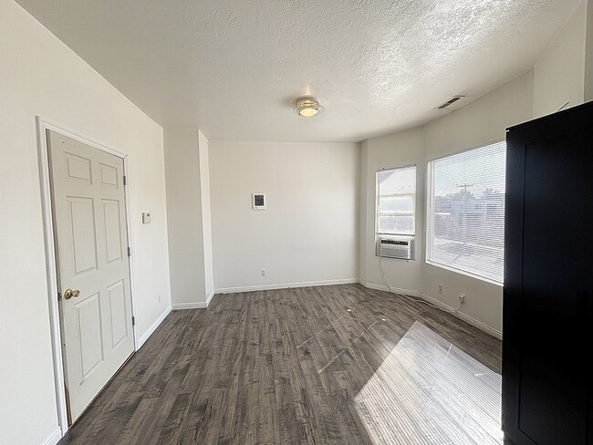 Building Photo - 517 E 500 S