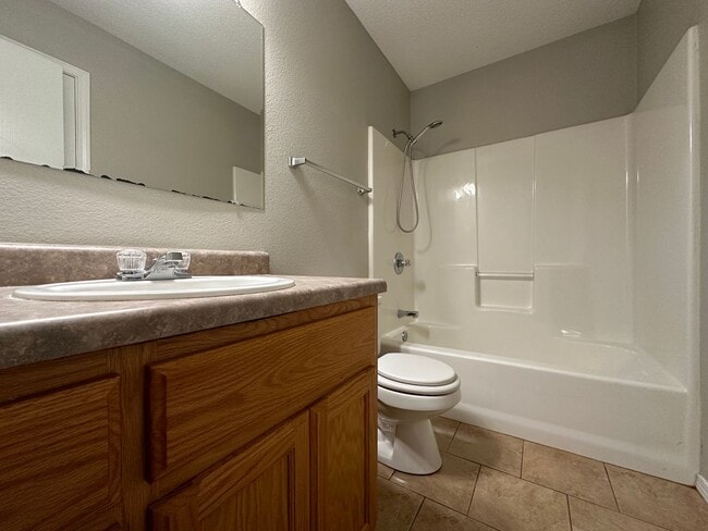 Building Photo - Gorgeously Updated 3 Bed 2 Bath 2 Car Garage