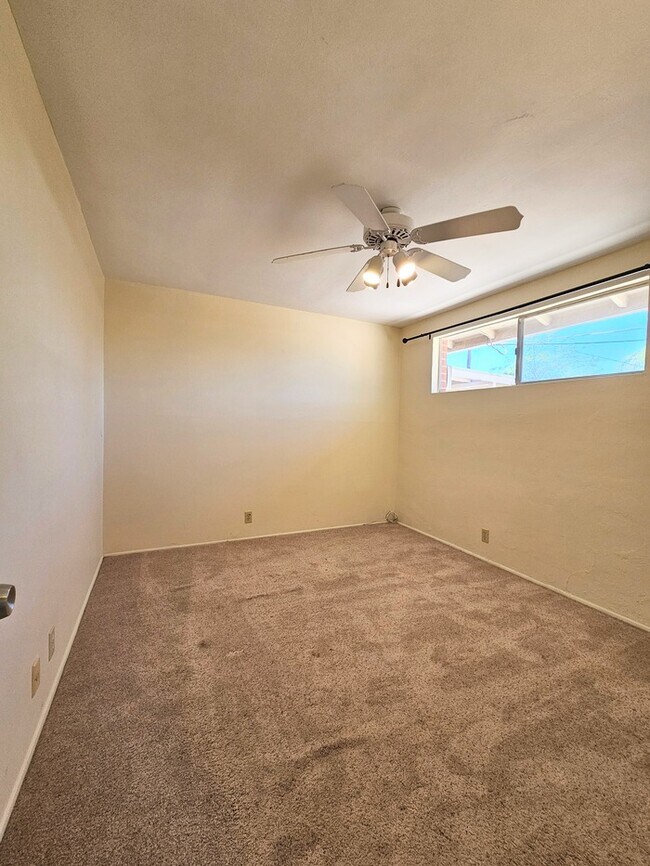 Building Photo - Spacious 3 bd 2 bath home.