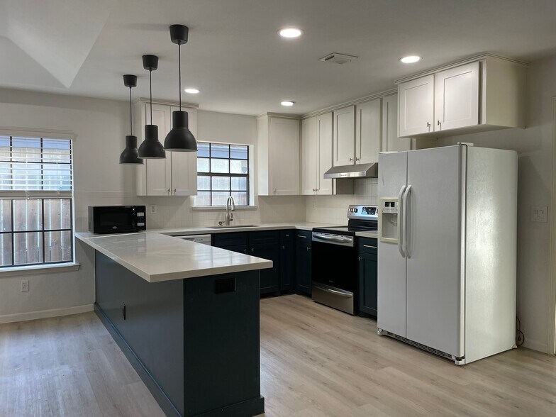 Kitchen - 2201 Pin Oak Rd