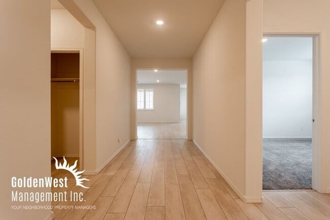 Building Photo - Bright & Airy 4 Bdm 2Ba in Quiet Neighborh...
